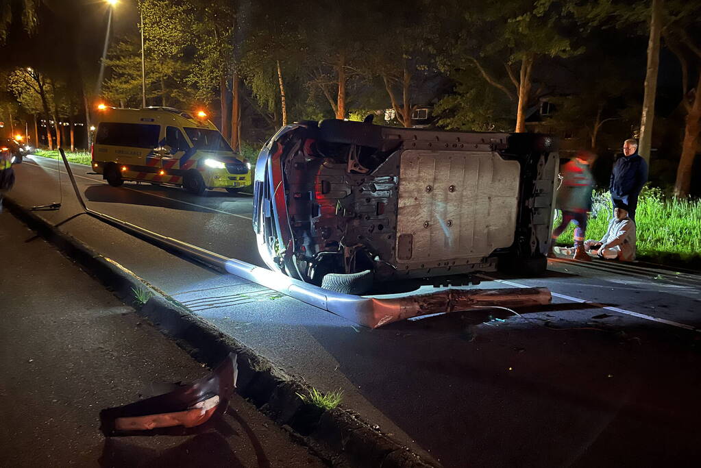 Automobilist verliest macht over stuur en belandt op zijkant