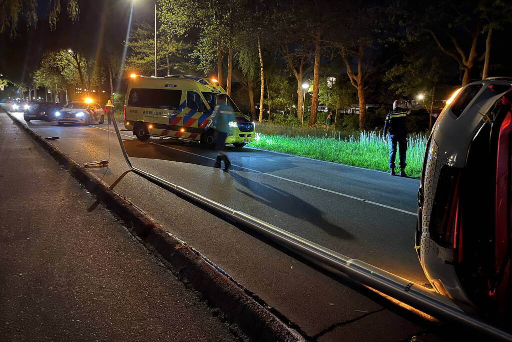 Automobilist verliest macht over stuur en belandt op zijkant
