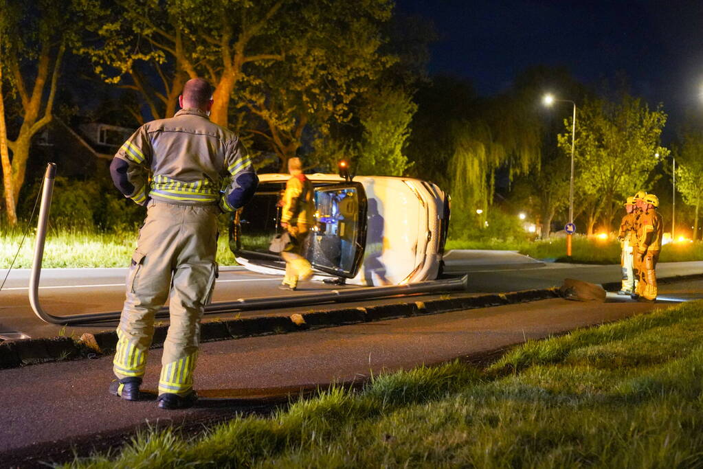 Automobilist verliest macht over stuur en belandt op zijkant