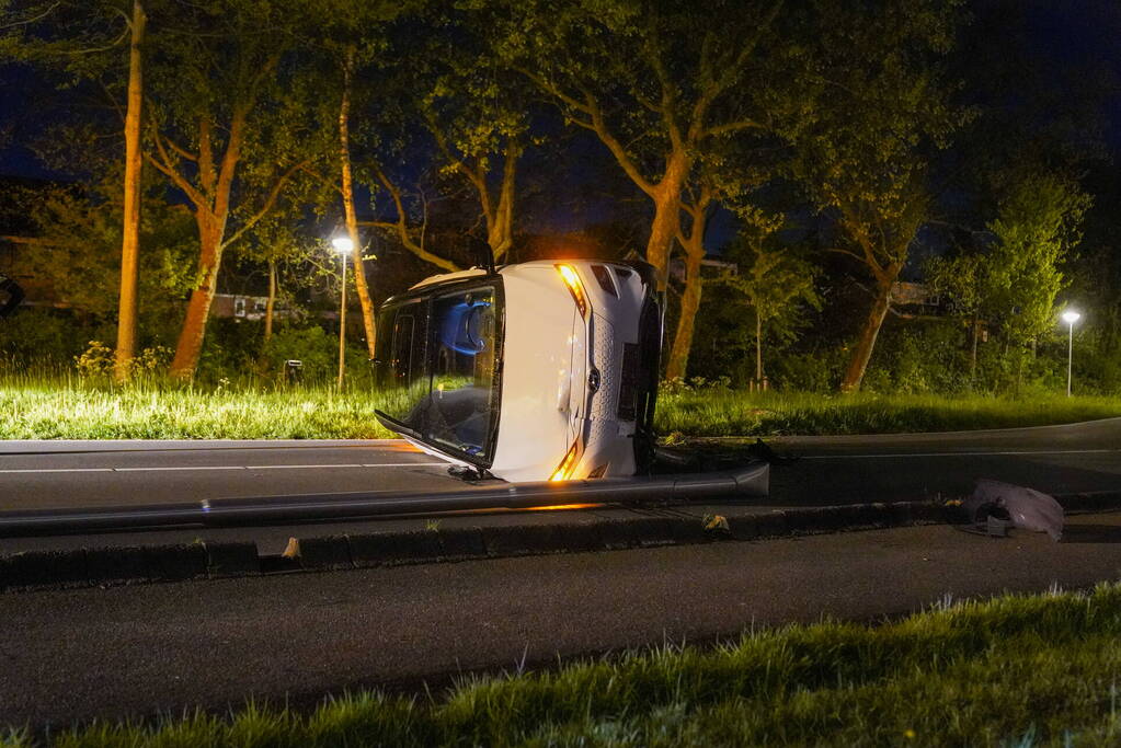 Automobilist verliest macht over stuur en belandt op zijkant
