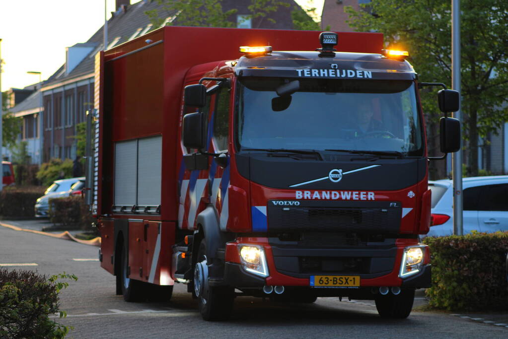 Auto en garage verwoest door brand, woning zwaar beschadigd