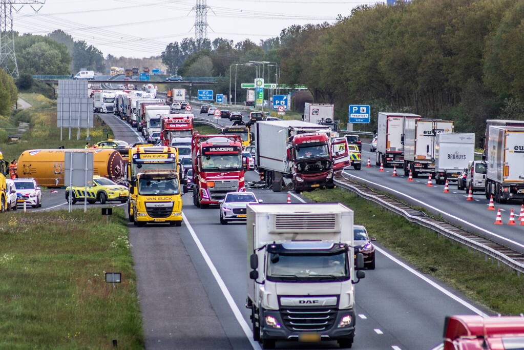 Meerdere gewonden bij aanrijding tussen drie vrachtwagens