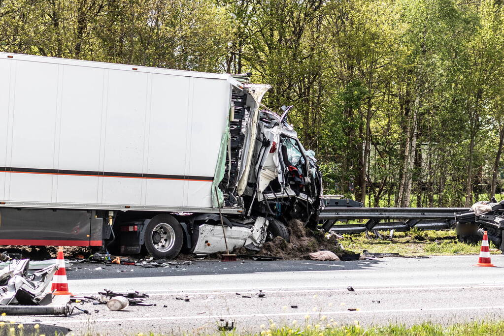 Meerdere gewonden bij aanrijding tussen drie vrachtwagens