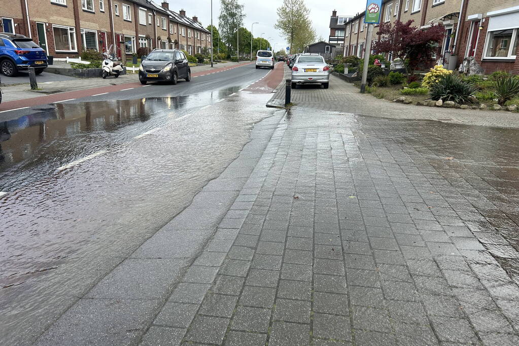 Geknapte waterleiding zet straat blank