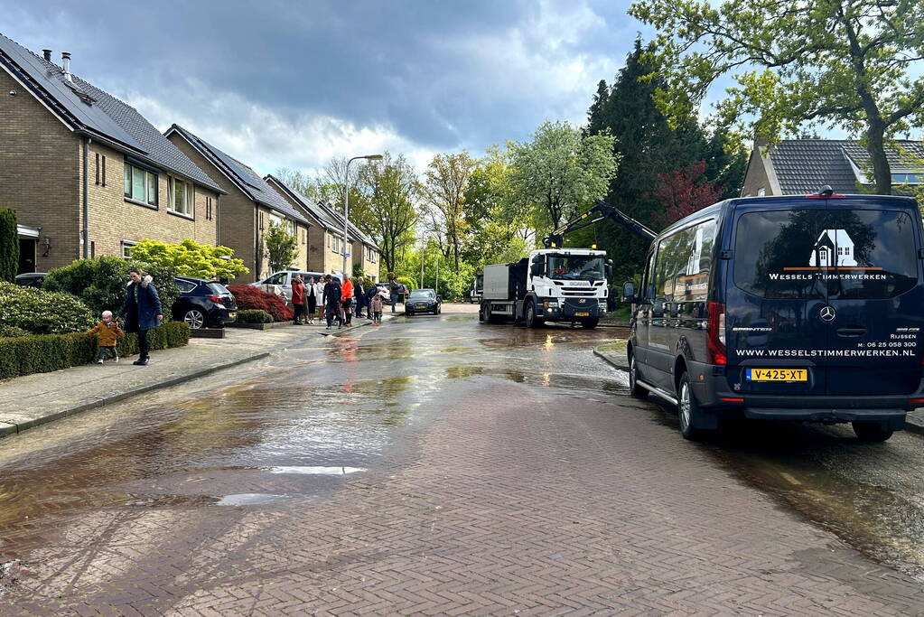 Geknapte waterleiding zet straat blank