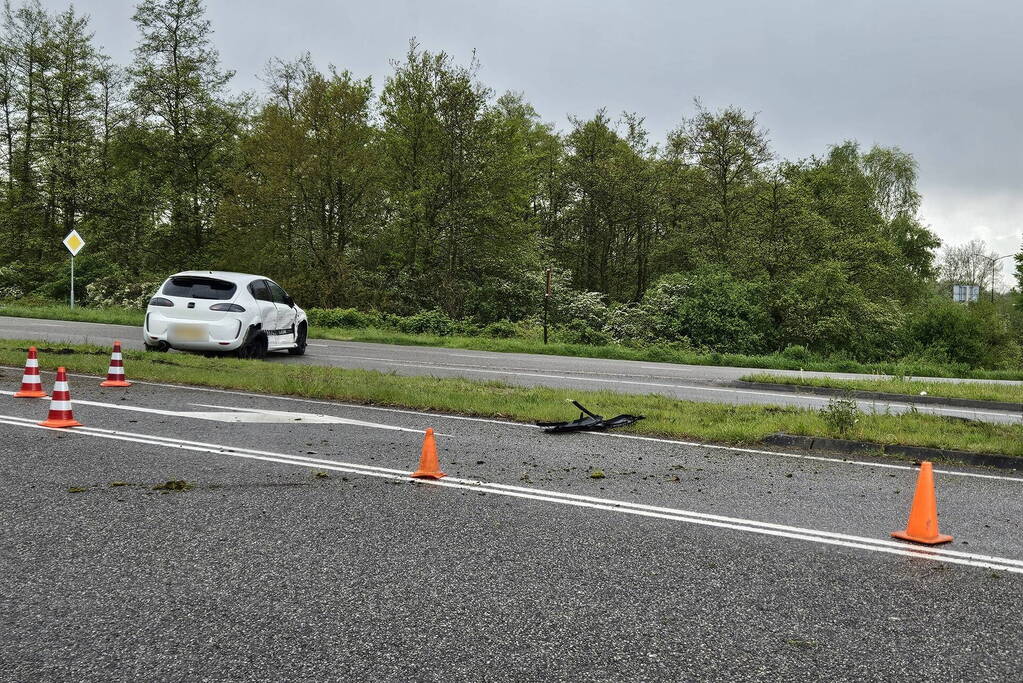 Twee voertuigen botsen op kruising