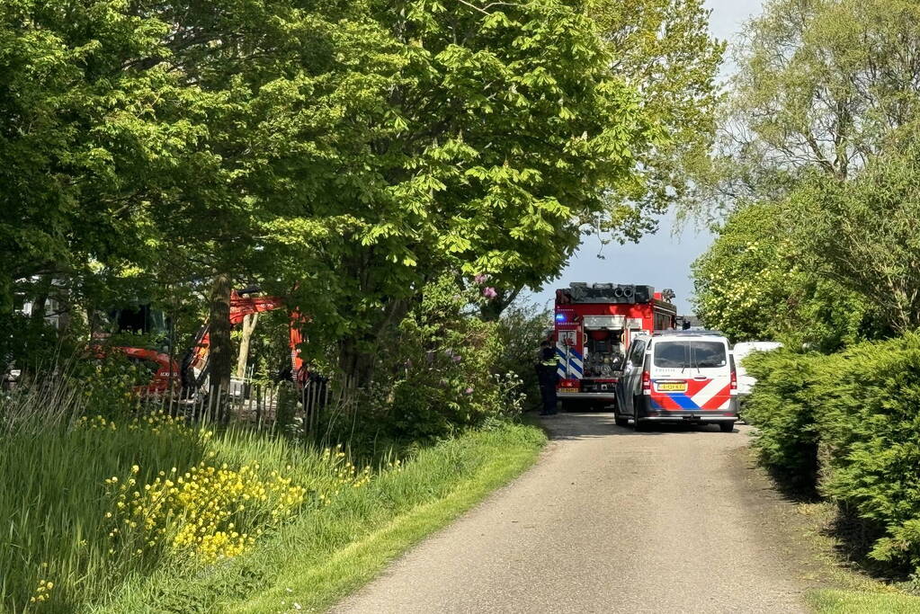 Bouwcontainer vat vlam naast woning