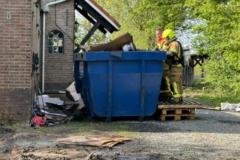 Bouwcontainer vat vlam naast woning