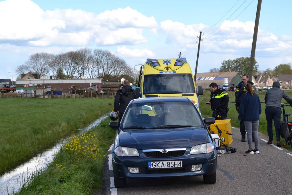 Pizzabezorger klapt achterop personenauto