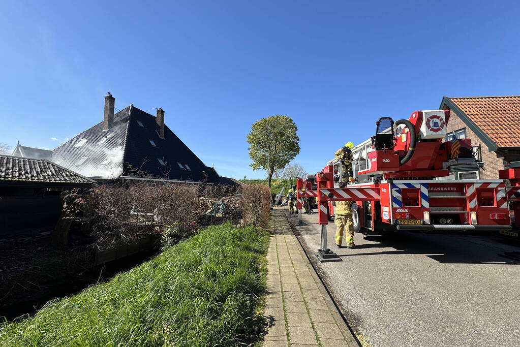 Rieten dak zorgt voor uitslaande brand