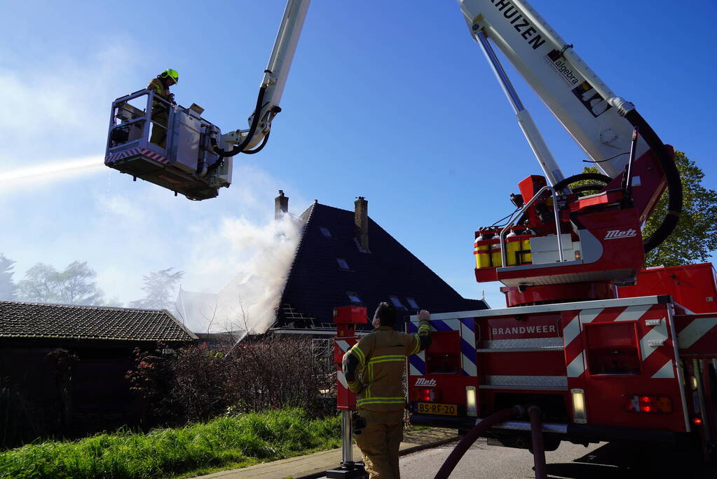 Rieten dak zorgt voor uitslaande brand