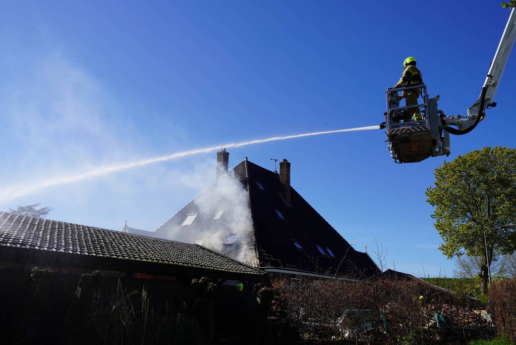 Rieten dak zorgt voor uitslaande brand