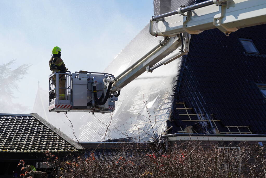 Rieten dak zorgt voor uitslaande brand