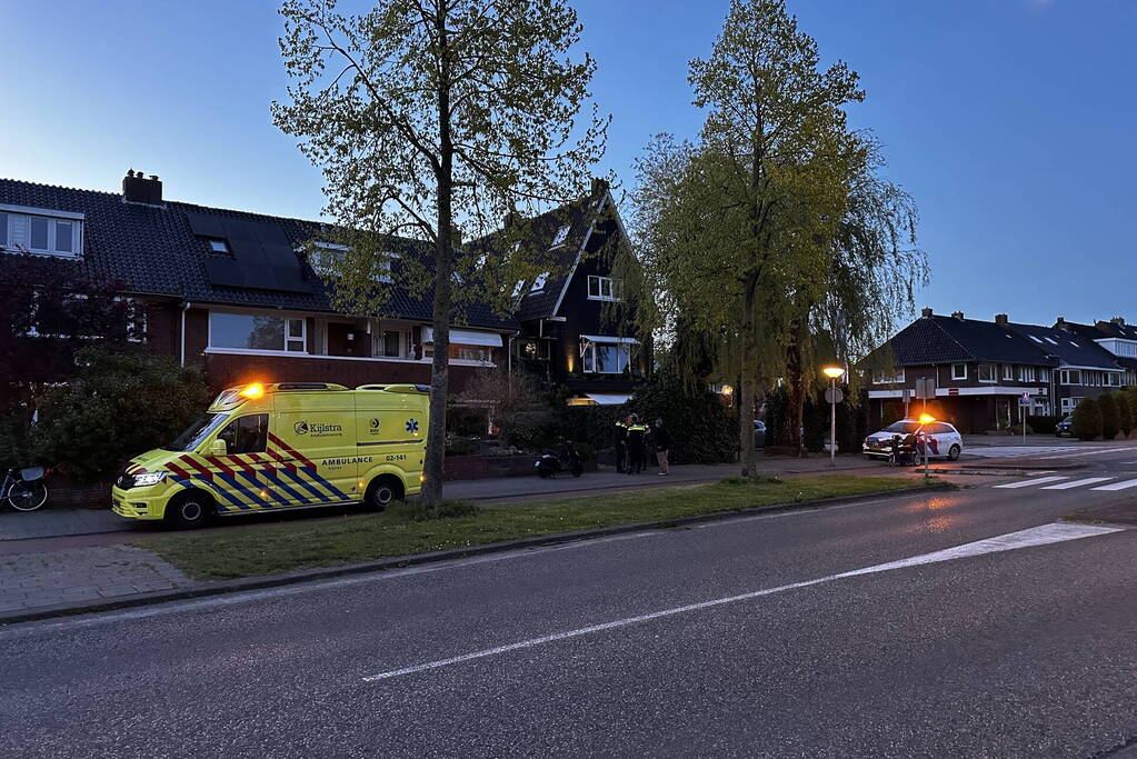 Scooter en scootmobiel raken elkaar op kruispunt