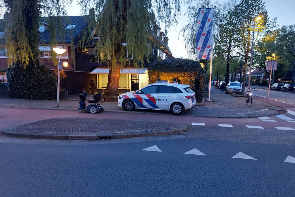 Scooter en scootmobiel raken elkaar op kruispunt