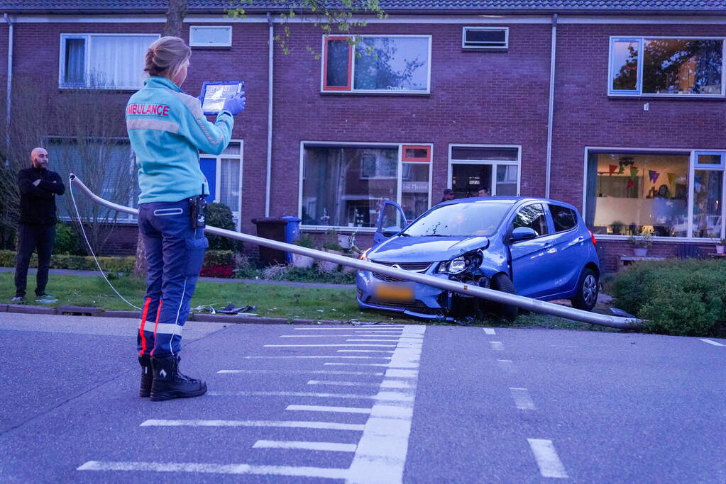Bestuurder ramt lantarenpaal na stuurfout