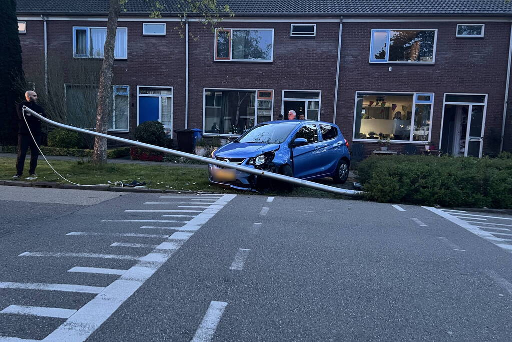 Bestuurder ramt lantarenpaal na stuurfout