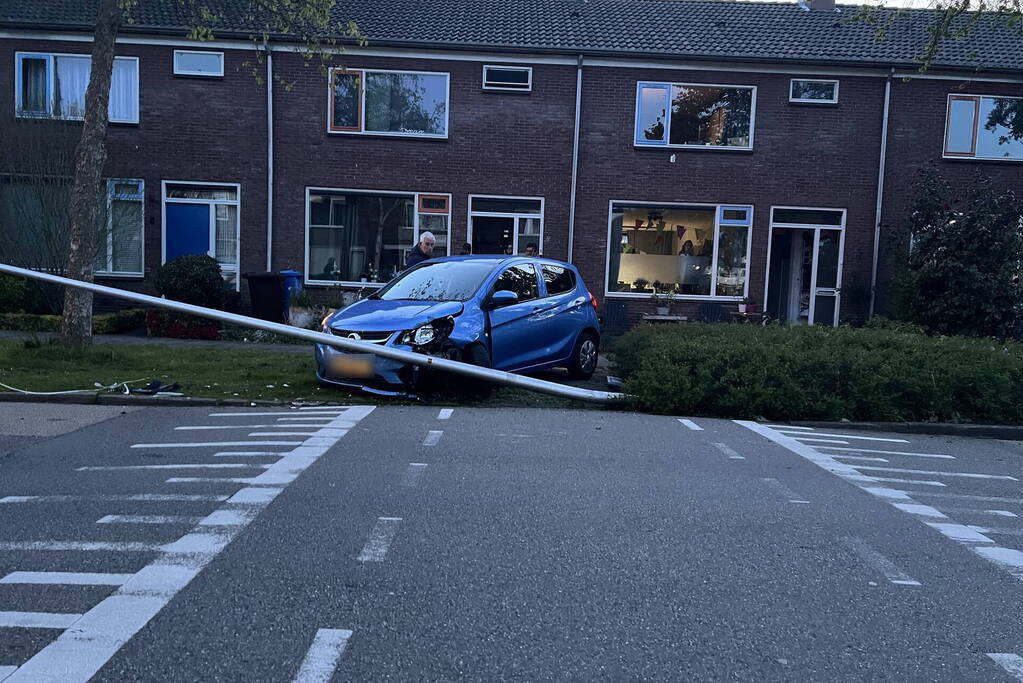Bestuurder ramt lantarenpaal na stuurfout