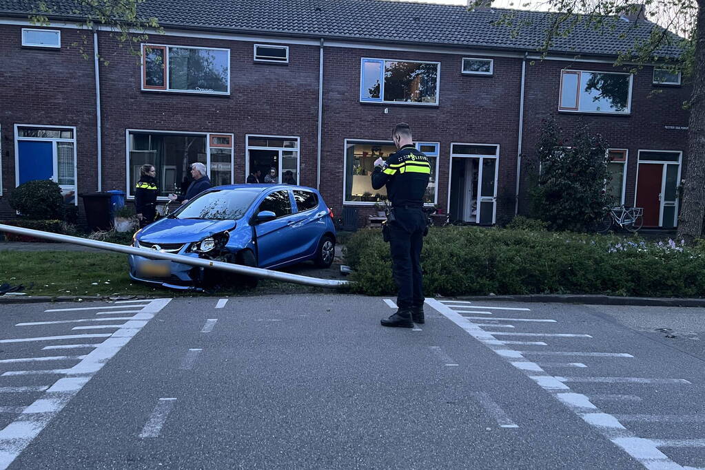 Bestuurder ramt lantarenpaal na stuurfout