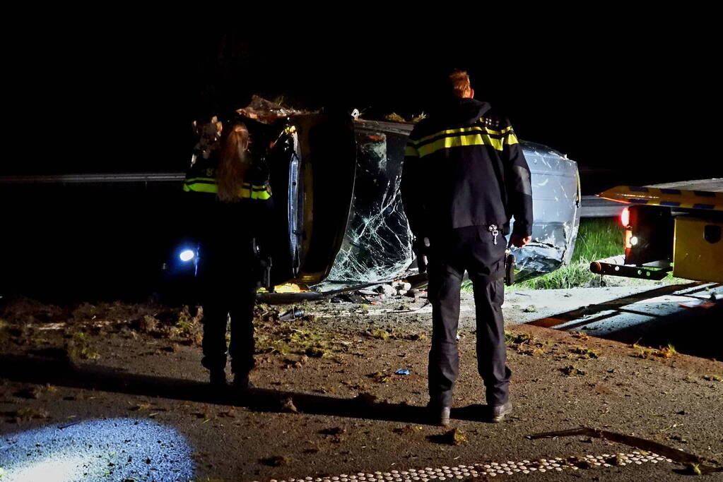 Auto raakt macht over stuur kwijt en belandt op zijkant