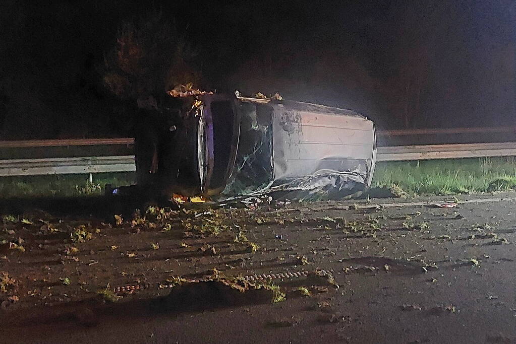 Auto raakt macht over stuur kwijt en belandt op zijkant