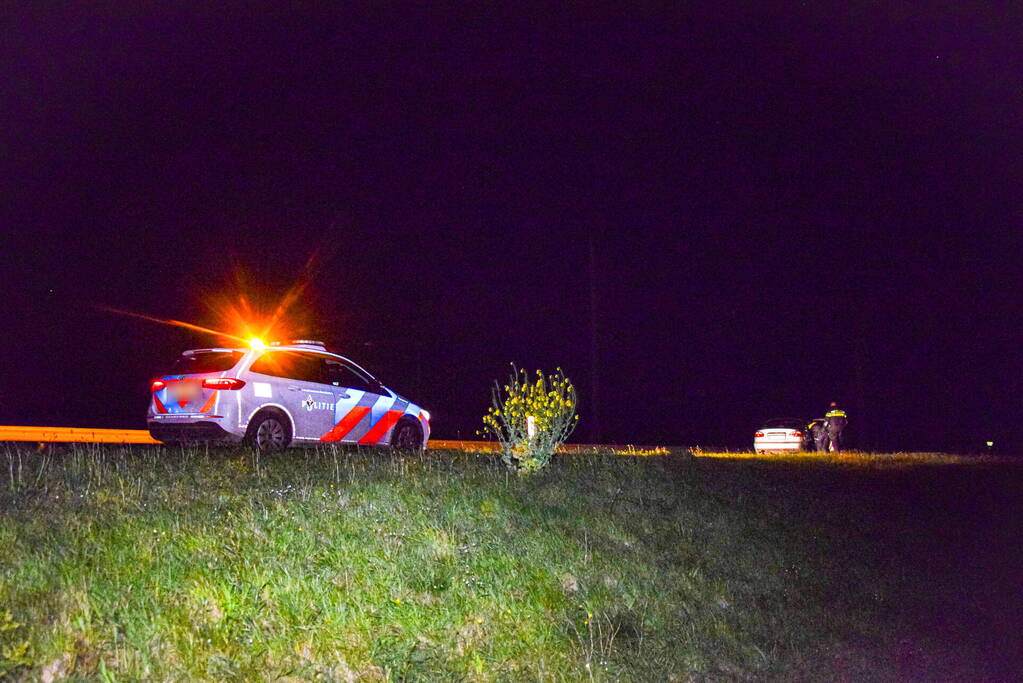 Dronken bestuurder loopt ijskoude Oosterschelde in na controle