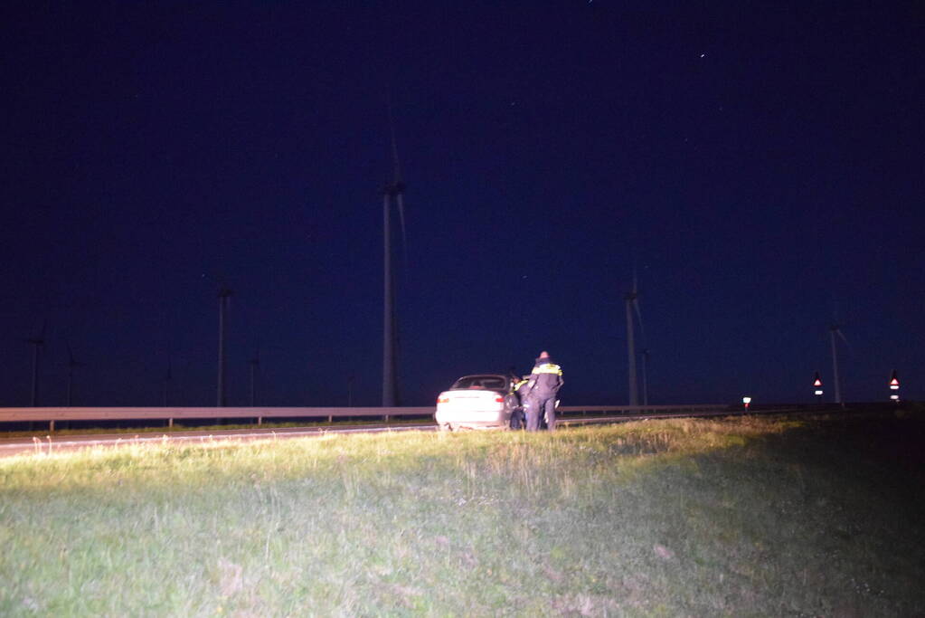 Dronken bestuurder loopt ijskoude Oosterschelde in na controle