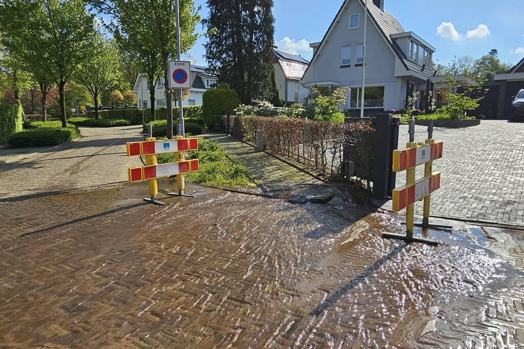 Straat onder water door leidingbreuk