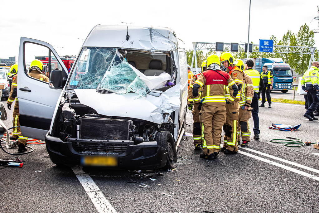 Ernstig ongeval tussen bestelbus en vrachtwagen
