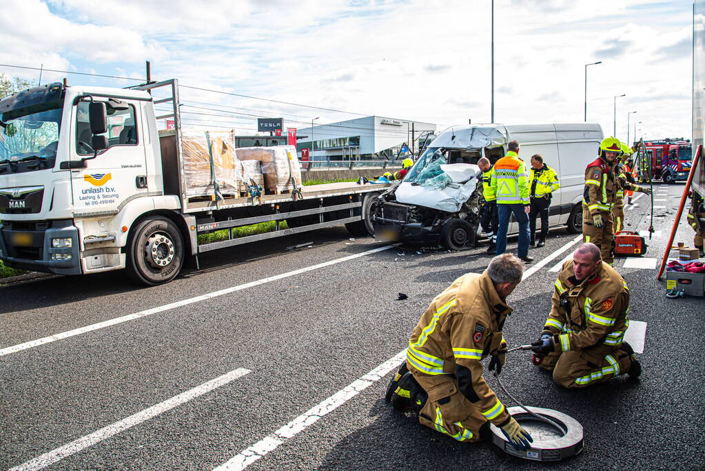 Ernstig ongeval tussen bestelbus en vrachtwagen