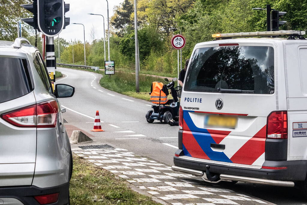 Scootmobieler botst tegen paal