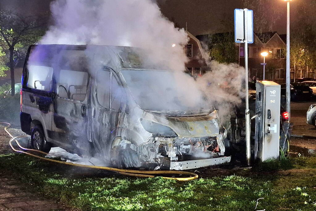 Personenbus verzorgingshuis verwoest door brand
