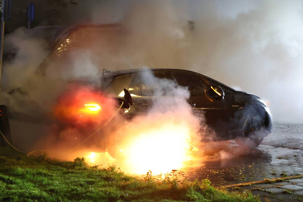 Personenbus verzorgingshuis verwoest door brand