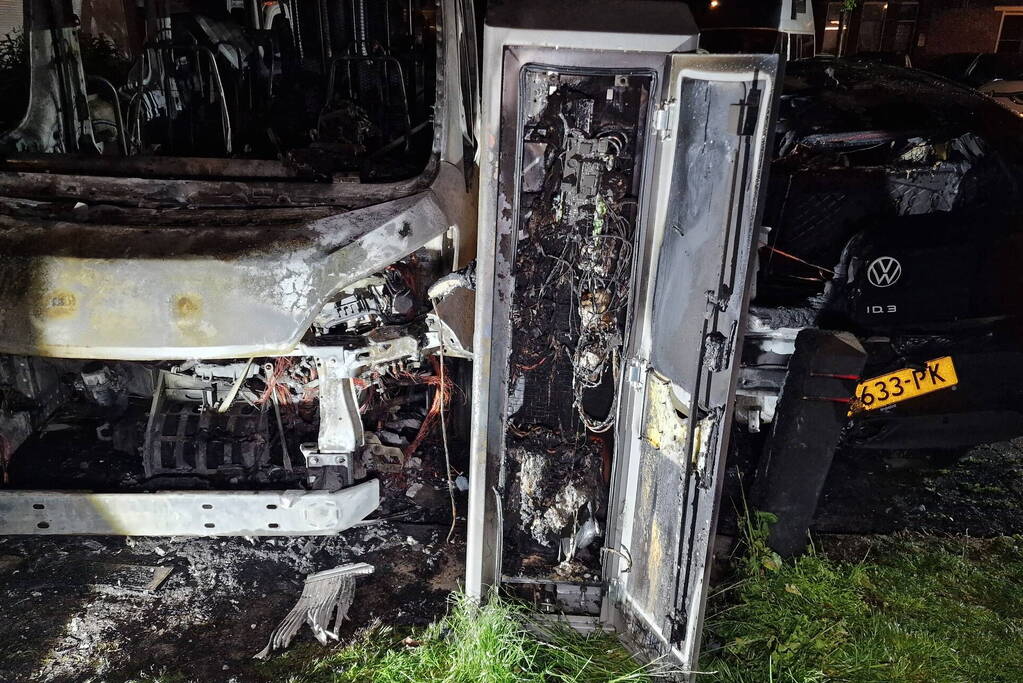 Personenbus verzorgingshuis verwoest door brand