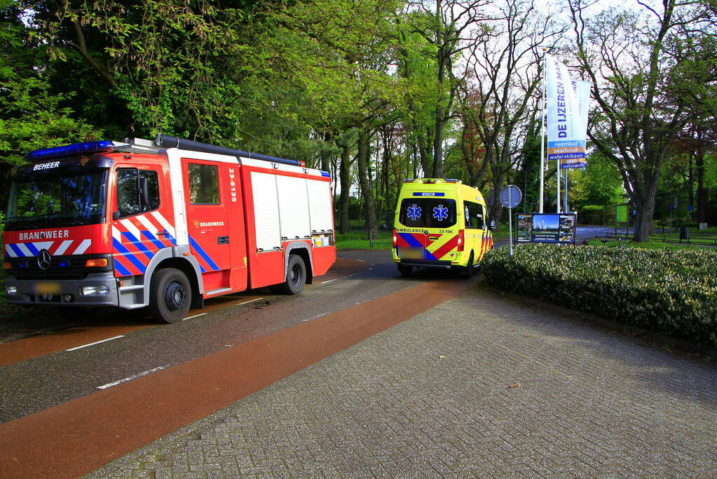 Brandweerlieden schieten te hulp bij ongeval