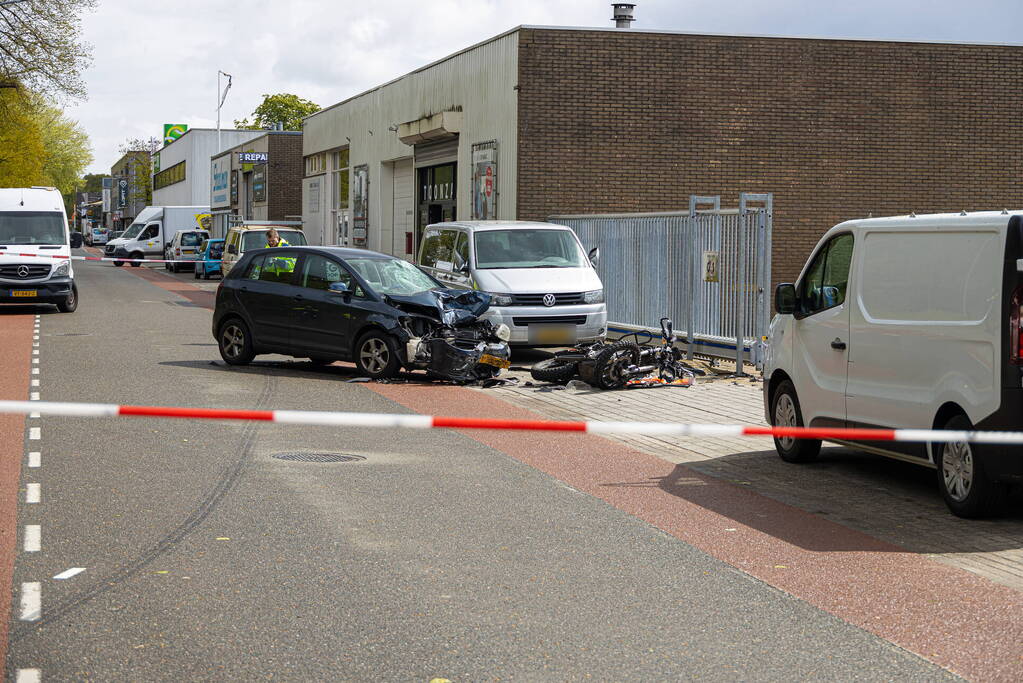 Motorrijder naar ziekenhuis na botsing