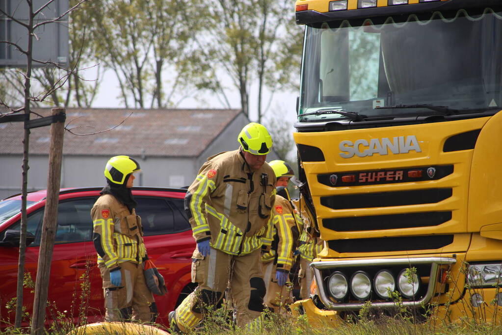 Vrachtwagen botst achterop personenauto
