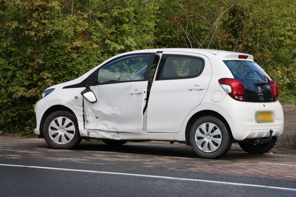 Twee voertuigen beschadigd bij botsing