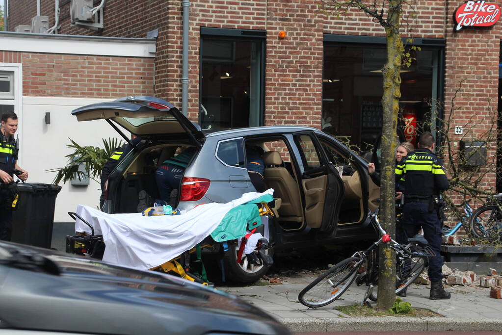 Automobilist richt ravage aan bij ongeval