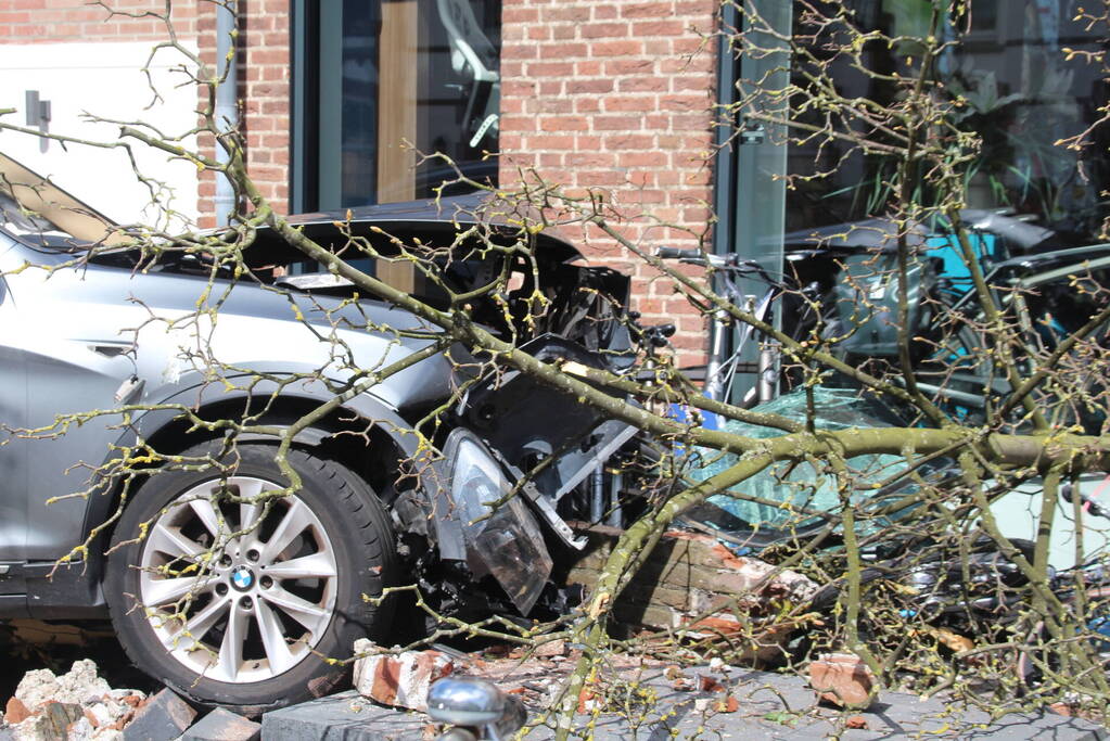 Automobilist richt ravage aan bij ongeval