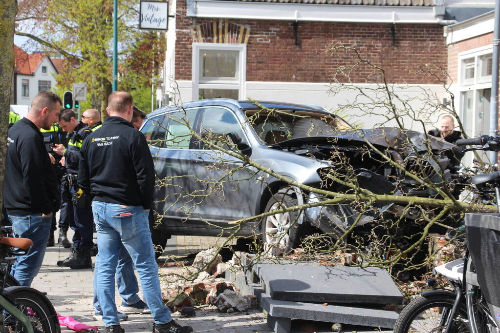 Automobilist richt ravage aan bij ongeval