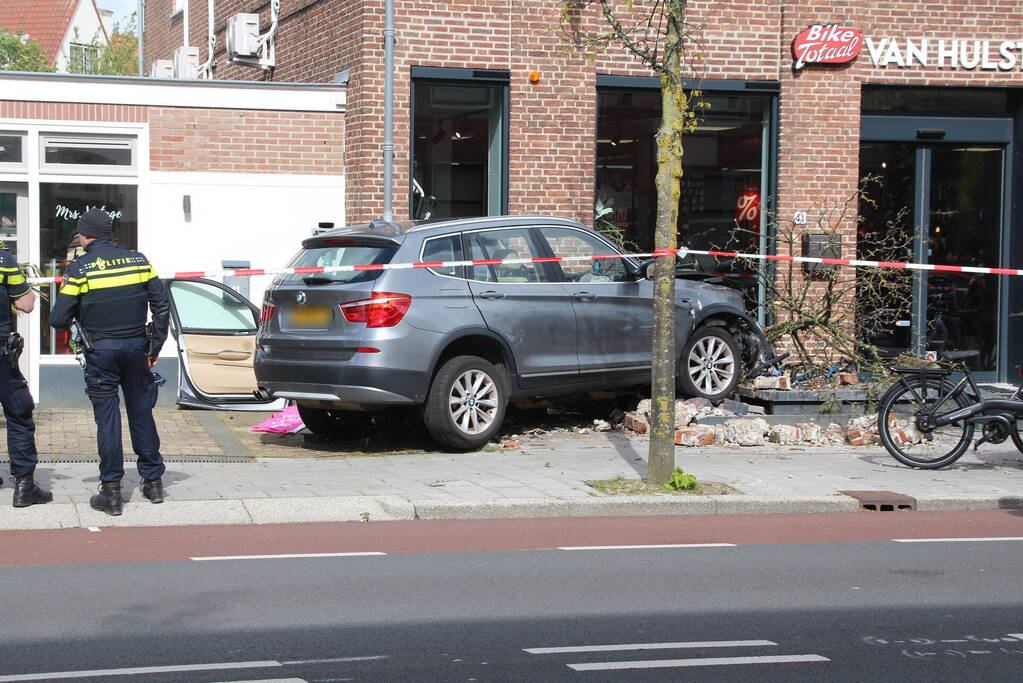 Automobilist richt ravage aan bij ongeval