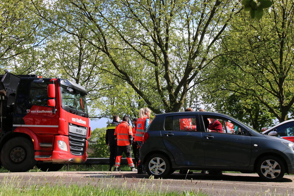 Vuilniswagen botst tegen auto