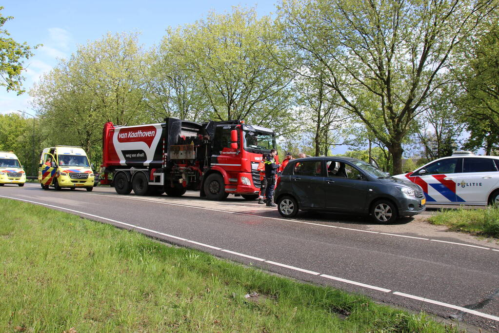 Vuilniswagen botst tegen auto