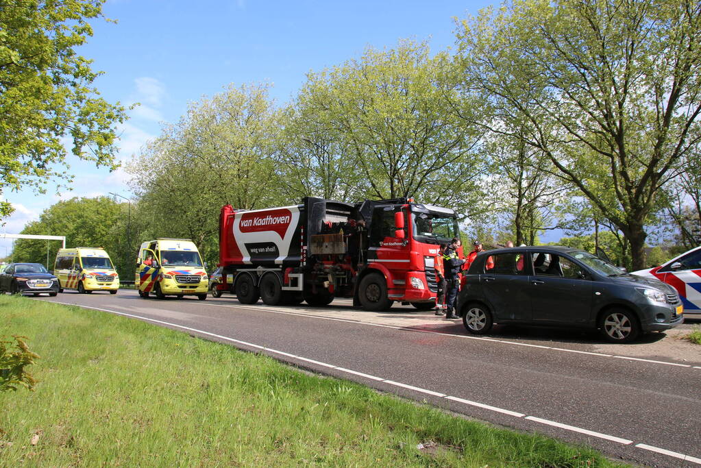 Vuilniswagen botst tegen auto