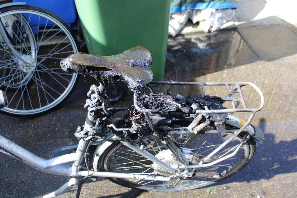 Brandweer blust woningbrand