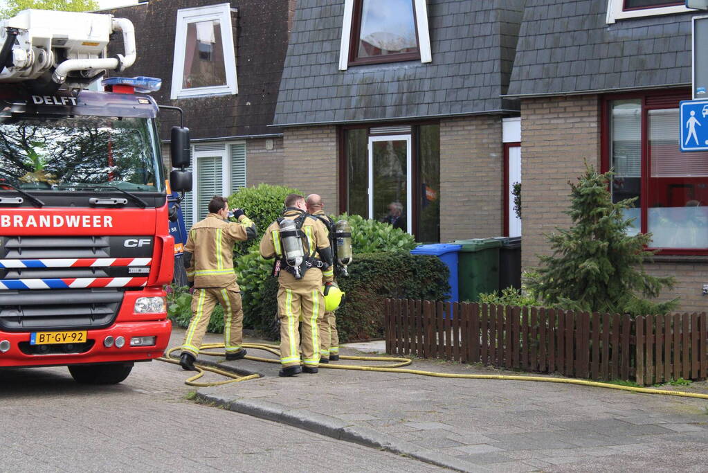 Brandweer blust woningbrand