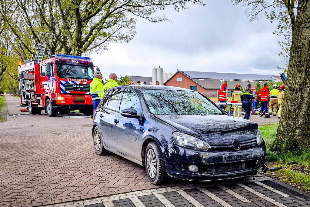 Bestelbus gekanteld na botsing