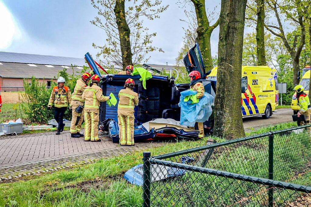 Bestelbus gekanteld na botsing