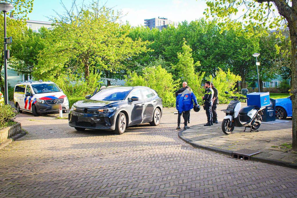 Automobilist en maaltijdbezorger in botsing